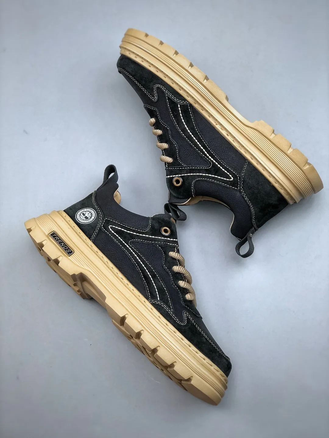 Local pick-up 520💰 Support store Timberland Outdoor leisure series Produced by a large factory in Guangdong New process upgrade Original box original packaging The fabric is made of Italian quality and durable, a must-have for men who are not handsome Size: 39-44
